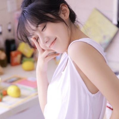 张一山女友被曝光是宋妍霏，网友晒出实锤图，两人光明正大秀同款？